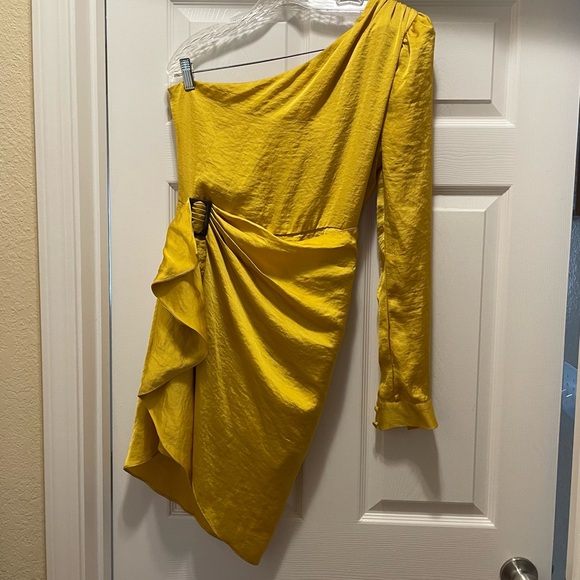 NWT Lovers and Friends Ana Dress in Marigold Yellow One Sleeve Cocktail Size M - Picture 2 of 9